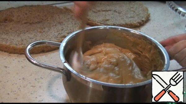 Beat the cooled cream with a mixer, add a spoonful of boiled condensed milk and continue to beat. We get a thick, very tasty cream.