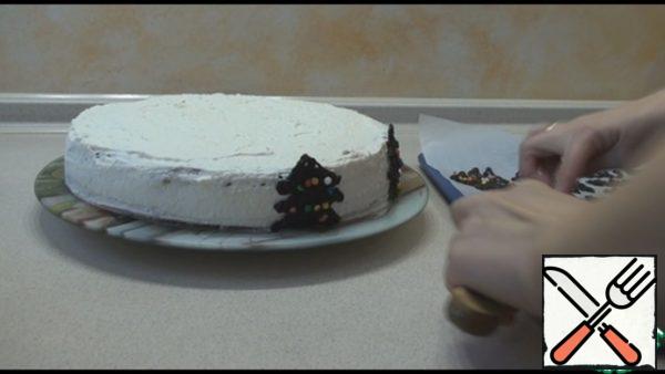 My cake was soaked overnight, for decoration, I whipped cream with powdered sugar, smeared the cake with cream and decorated with chocolate figures, which I made by melting the chocolate.