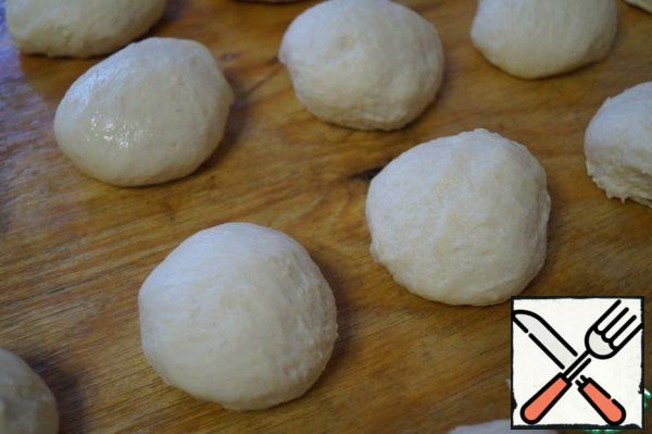 Grease the work surface and hands with vegetable oil. Divide the dough into identical balls. Allow the dough to settle a little (10 minutes).