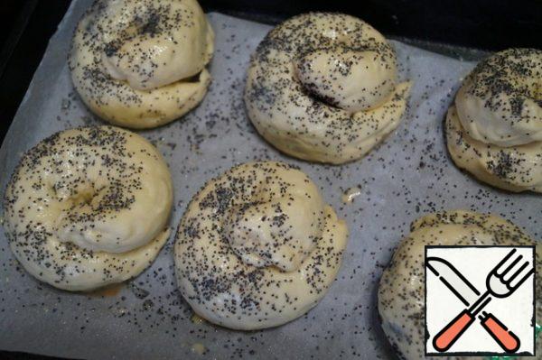 Put the finished rolls on a greased baking sheet, top with egg yolk and sprinkle with poppy seeds. 
