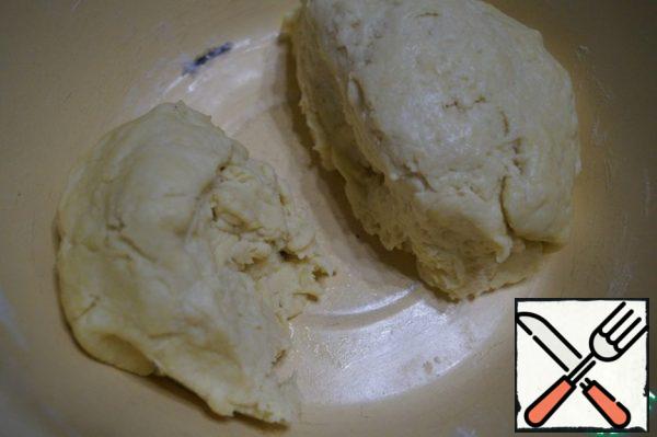 Divide the dough into two parts. One is slightly larger for the base and the second is slightly smaller for the top.