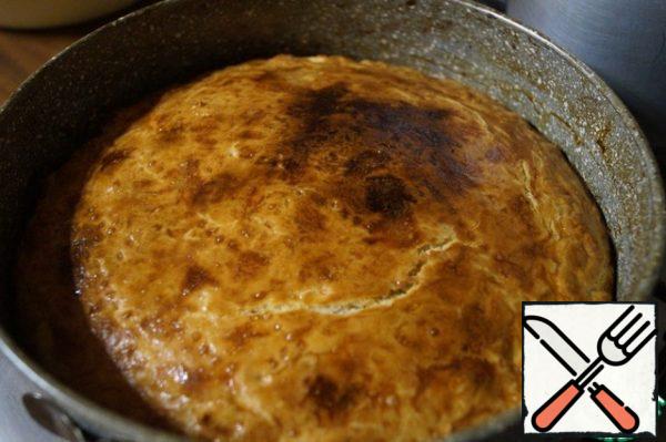 Bake the pie at 180 degrees for 30-40 minutes until golden brown. Cool the pie to a warm state, remove from the mold and serve to the table.