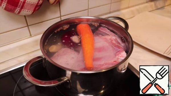 First, boil the pork ribs. Salt the water and add the ribs, carrots, onions, ginger, Bay leaf and allspice. Cook for about 40 minutes.