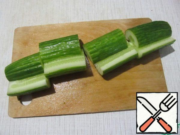 Wash the cucumber, cut it lengthwise into two halves, then crosswise into 4 parts. It turned out 8 "boats".