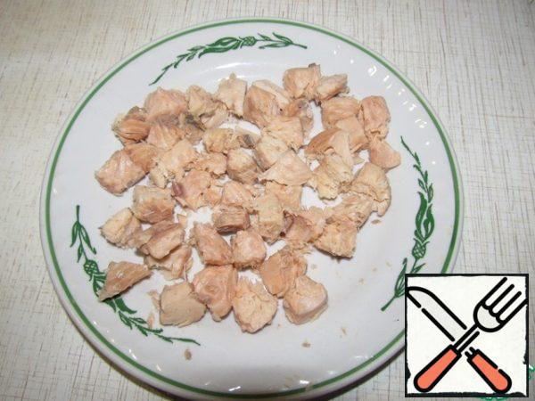 Cut the pink salmon into cubes. This time I took canned pink salmon, but it's better to take salted or smoked. It's both piquant and brighter.