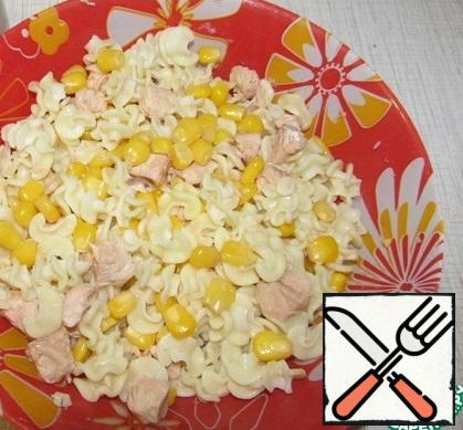 Drain the corn. Put the corn, pasta, and pink salmon in a Cup and mix.