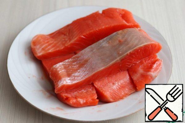 Cut the salmon into fillets without skin and bones.