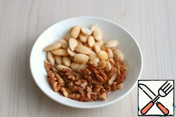 Pour boiling water over the almonds, then peel them. Rinse the walnuts with cold water and dry them with a paper towel.