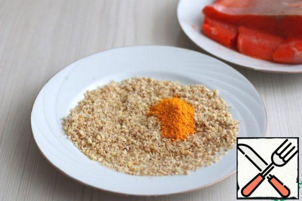 To the chopped nuts, add one tablespoon of tangerine zest, crushed into powder.
Mix breadcrumbs and nuts with tangerine powder.