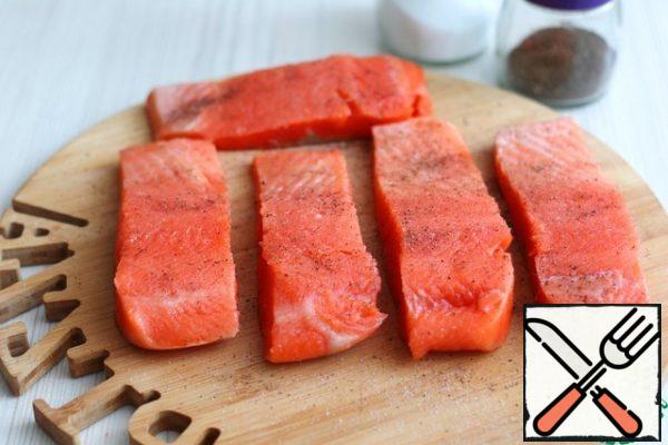 Sprinkle the salmon fillet with salt and ground black pepper to taste.