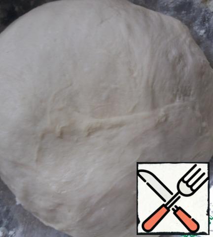 Dough. In a deep dish, pour 1 Cup of water, dissolve the salt, add oil. Add flour. Knead the elastic dough. Cover with clingfilm and set aside.