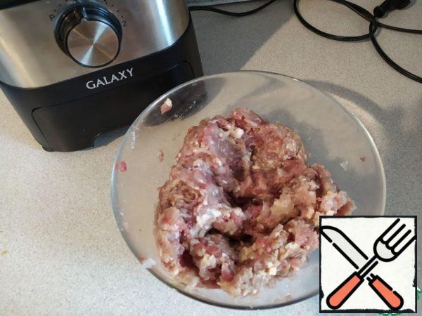 For the minced meat, put the sliced meat and onion in the bowl of a food processor. Punch to the desired consistency. Season the minced meat with salt and pepper.