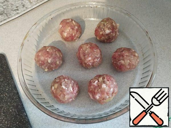 Put the prepared meatballs in a baking dish, pre-greased with oil.