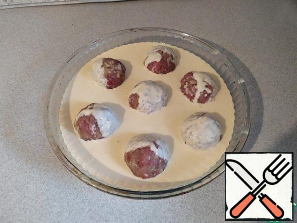  Fill the meatballs with liquid dough and bake the pie in the oven, preheated to 180 degrees, for about 35-40 minutes.