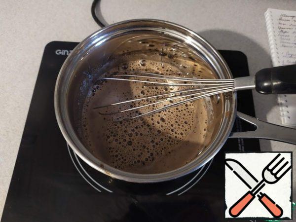 For the cream, combine milk, starch, sugar, cocoa, flour and egg in a saucepan. Beat with a whisk until the ingredients combine and put on the stove.