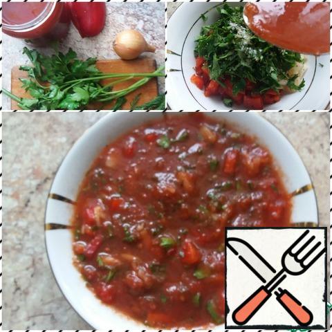 Meanwhile, prepare the sauce. Finely chop a piece of bell pepper, peeled onion, herbs. Add the mashed tomatoes (I have a tomato mass prepared in the summer). Salt, pepper, add a spoonful of dried herbs.