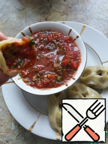 Serve hot manta rays on a large plate with sauce in the center. We eat with our hands)) Bon appetit!