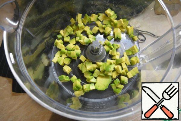 Peel the avocado and cut into cubes.