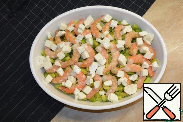 Cut the mozzarella into cubes and put it in the gaps between the shrimp. Pour in the cream.