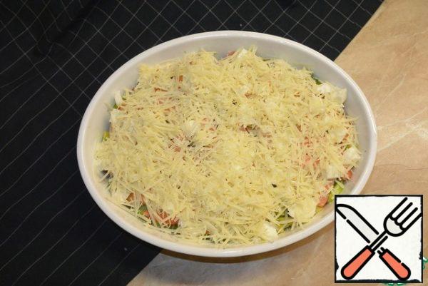 The final layer is grated on a fine grater Parmesan.