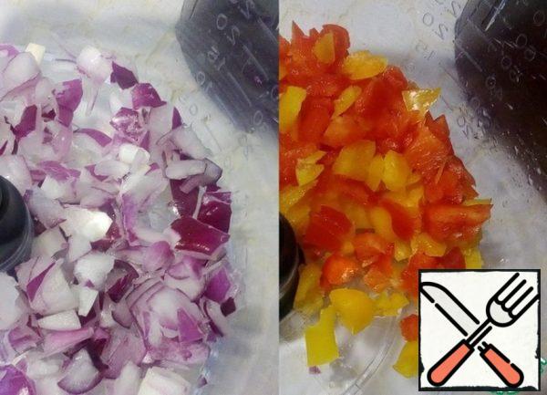 Half an hour before the meat is ready, we will prepare a spicy salsa. Cut the onion and bell pepper into cubes. It was an excellent thread.