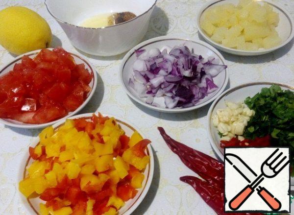 Hand-cut pineapple, fresh tomatoes without the pulp, of finely the garlic, herbs and hot pepper. Hot pepper can be taken to taste, but for lamb all the zest in the sharpness.
Prepare the dressing: add salt, pepper mixture, lemon juice to the olive oil, mix, taste.
