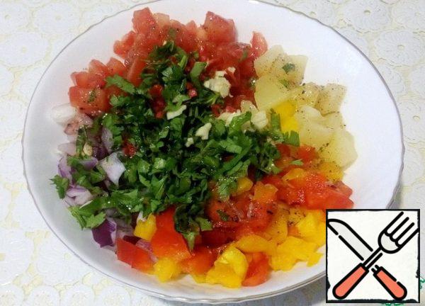 All combine in a bowl or deep plate and vegetables, and dressing, carefully mix.