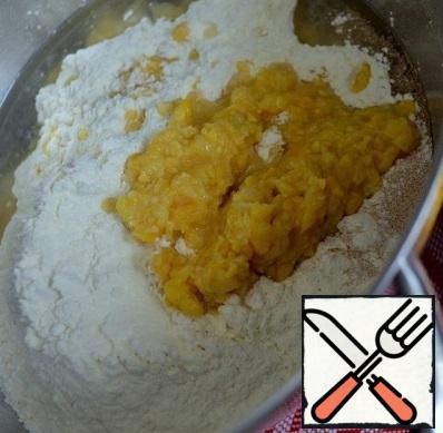 Pour warm whey into the bowl of the combine and add salt,
sugar, sifted flour and yeast, put the corn mass.
Mix until smooth.