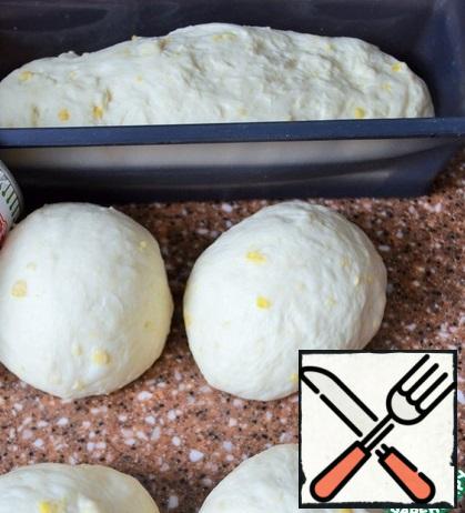 Turn on the oven to warm up. Knead the dough.
Divide into 5 parts - 4 parts for 195 and the rest.
Most of the form and put in a bread or cupcake form.
4 parts to podcating in the balls.