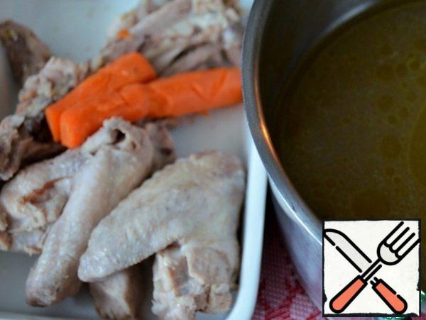 Lay out the chicken and carrots. Strain the broth.
Remove the bones from the cold meat.