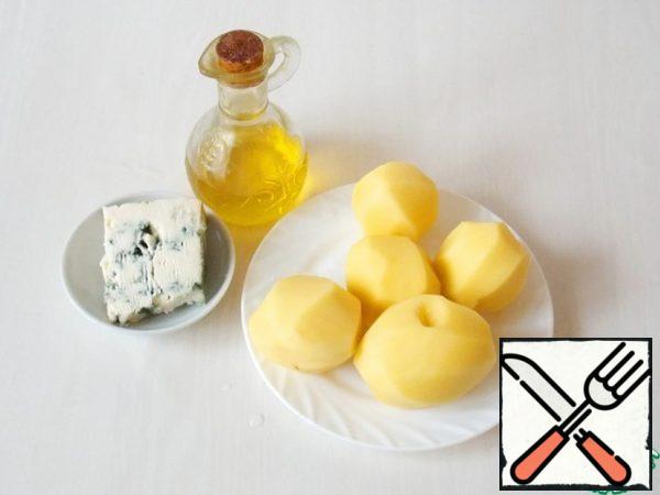 Prepare all the necessary ingredients for cooking potatoes. Peel the potatoes.