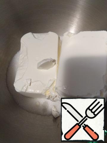 With a mixer, I mixed curd cheese with sugar at the lowest speed. You can't whip it up!