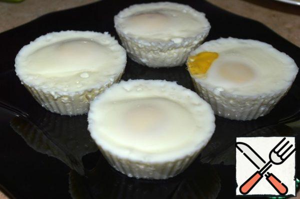As soon as the eggs are cooked, remove the molds. Let the eggs cool completely and then carefully remove them. Put the egg baskets on the dish and put the pickled vegetables on them.