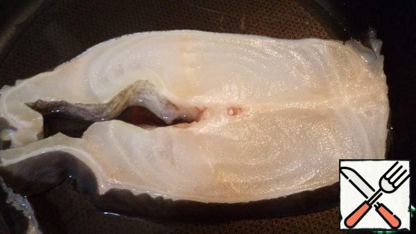 Defrost the fish, add salt and water to 1/3 of the pan and put it on, i.e. cook under the lid for 25 min. at a light boil.