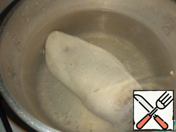 Boil chicken fillet in salted water, if desired, add bay leaf and pepper.