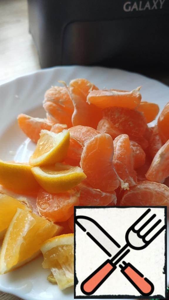 Tangerines, peel, disassemble into slices and remove the bones. Half a lemon, wash, cut into pieces and remove the bones.