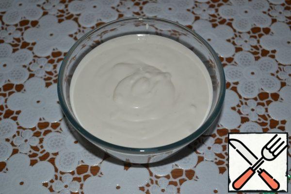 Do not beat for a long time, the cream should not be too thick.
Ready cream to put away for a while in the refrigerator.