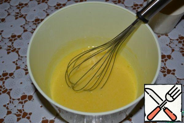 Beat the eggs with a whisk with sugar and vanilla sugar.