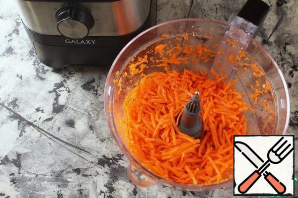 Grate the carrots using a food processor with a "grater" attachment.