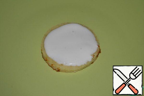 Smear one circle of sponge cake with cream.
