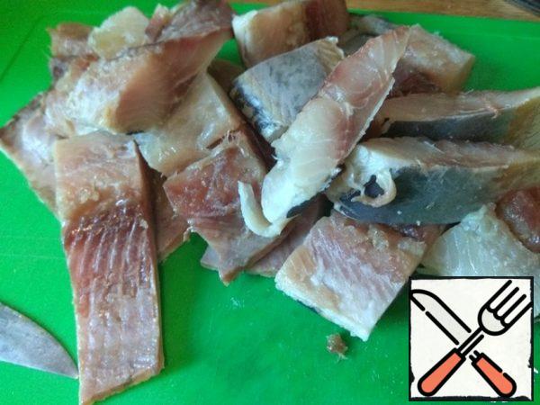 The salted herring was cleaned and coarsely cut.