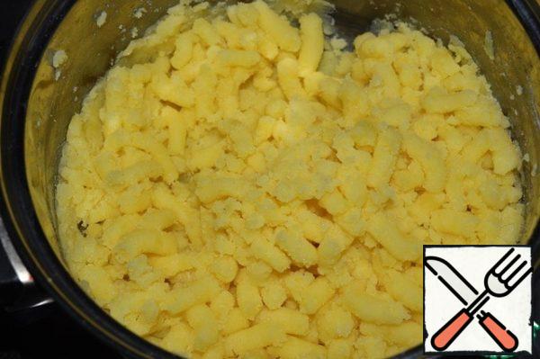 Peel the potatoes, cut them and boil them in salted water. We drain the water. Add the butter and mash in the puree.