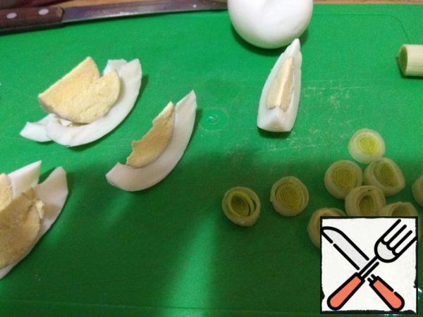 Eggs cut into slices, the remaining leek cut into rings, herring-large pieces.