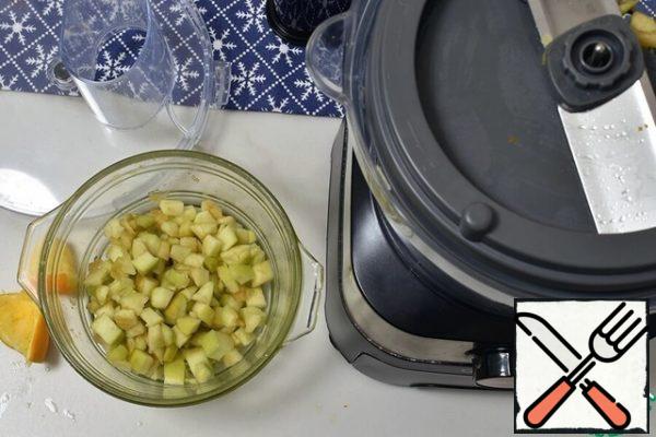 Cut the apples into cubes using a food processor. Transfer to a convenient bowl and immediately pour over the freshly squeezed orange juice. A quarter of an average fruit is enough.
