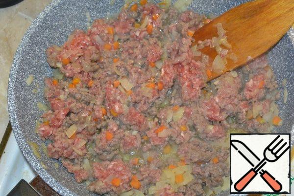 Fry the vegetables with minced meat in butter.