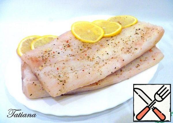 Fillet of cod (or haddock) lightly salt, pepper, sprinkle with lemon juice, put in the refrigerator.