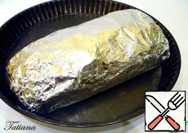 Wrap the prepared fish in two layers of foil. Bake in the oven at t 200 For 45-50 minutes. Fish baked in foil is prepared with its own juice, so it retains moisture and does not dry out.