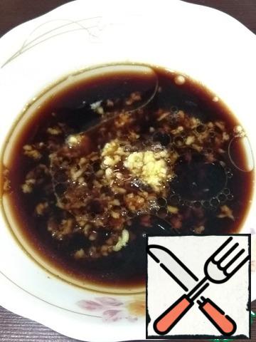 We make a marinade of grated garlic and ginger. soy sauce and 1 tbsp oil.