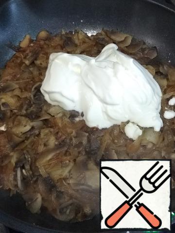 Fry the onion until transparent, add the mushrooms and fry for another 4-5 minutes. Add sour cream and salt. Simmer for another 1-2 minutes. Remove from heat.