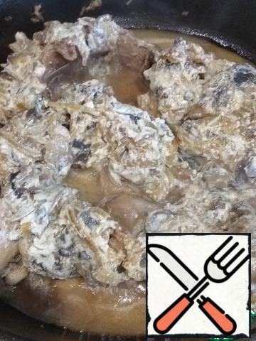 Pour half of the boiling water and simmer for 40 minutes. Then cover with mushroom sauce and simmer for another 20 minutes.